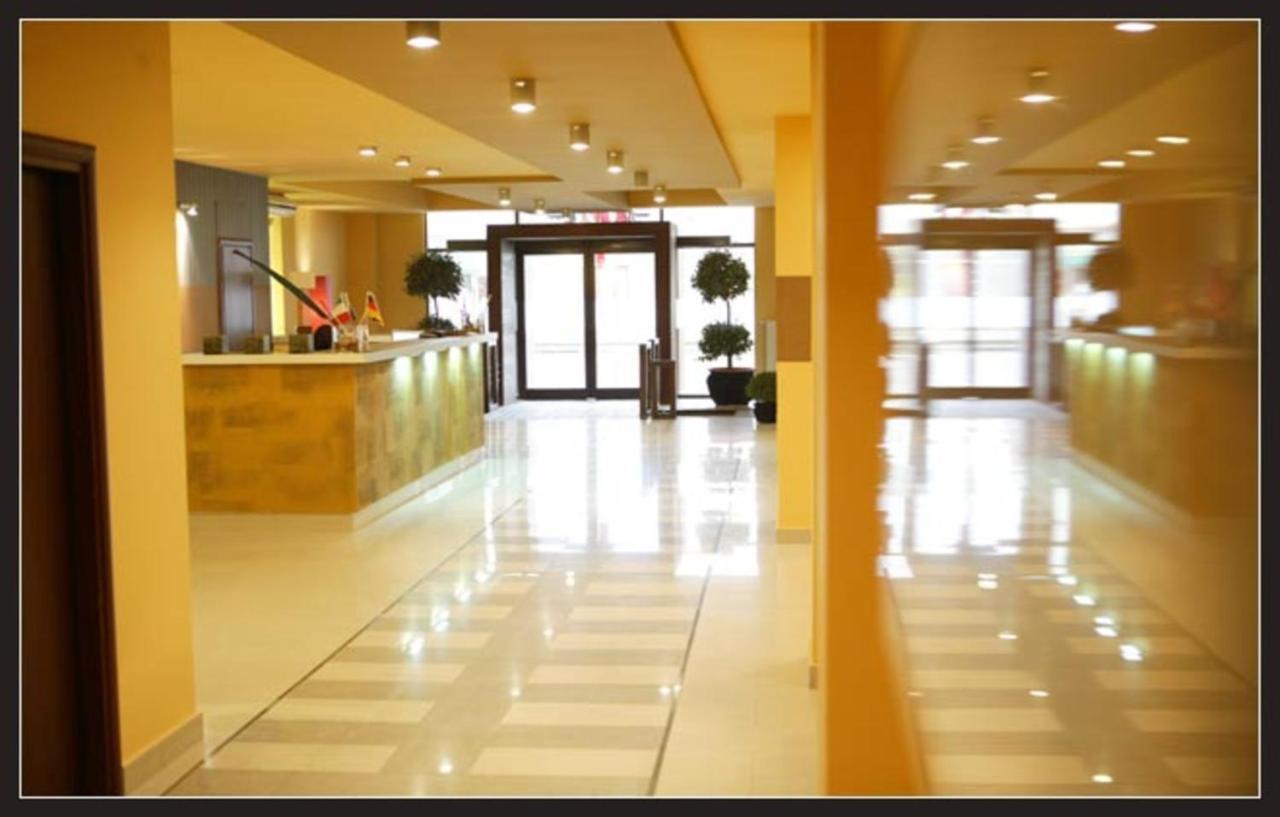 Hotel Maxim Арад Экстерьер фото