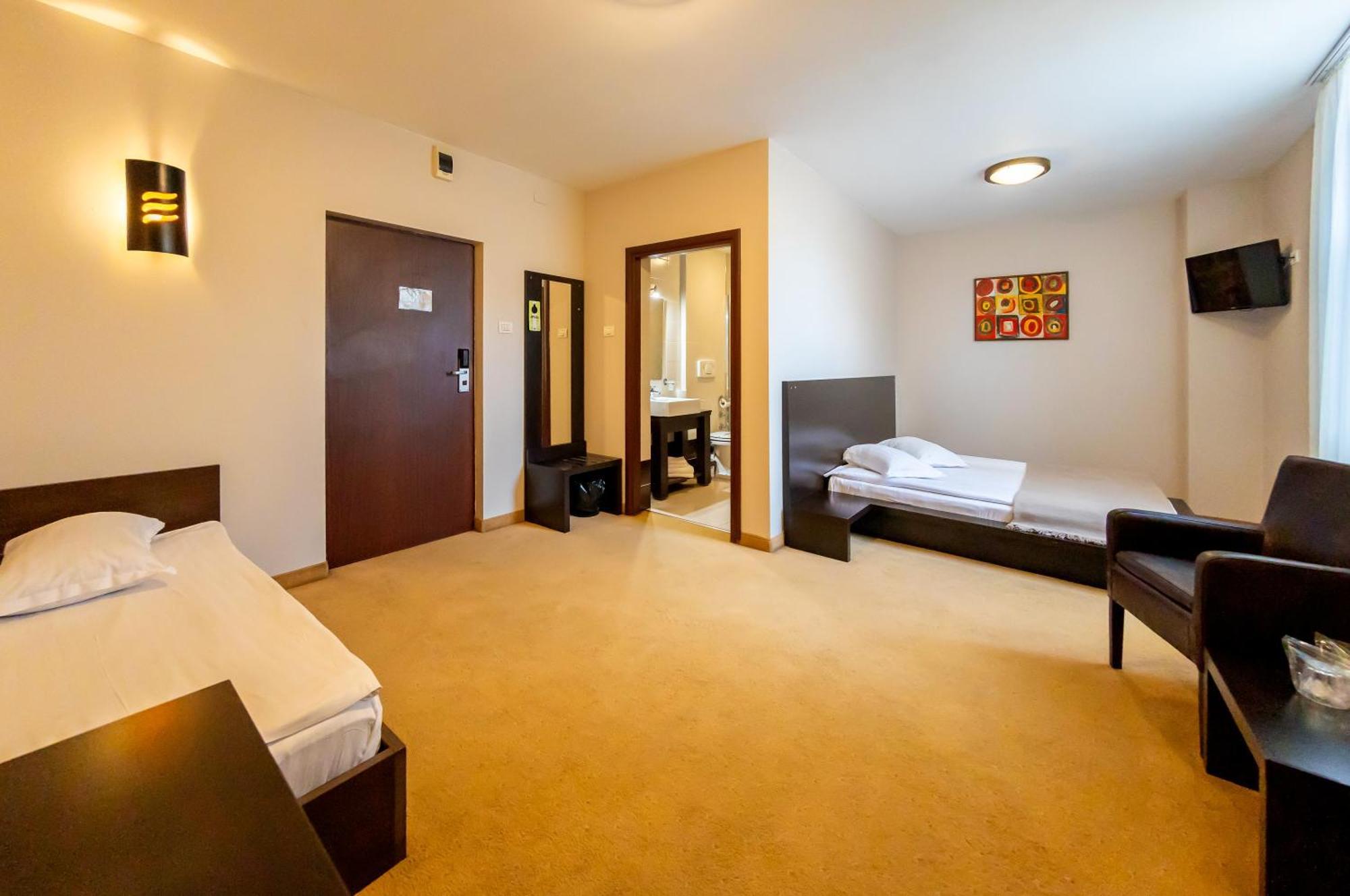 Hotel Maxim Арад Экстерьер фото