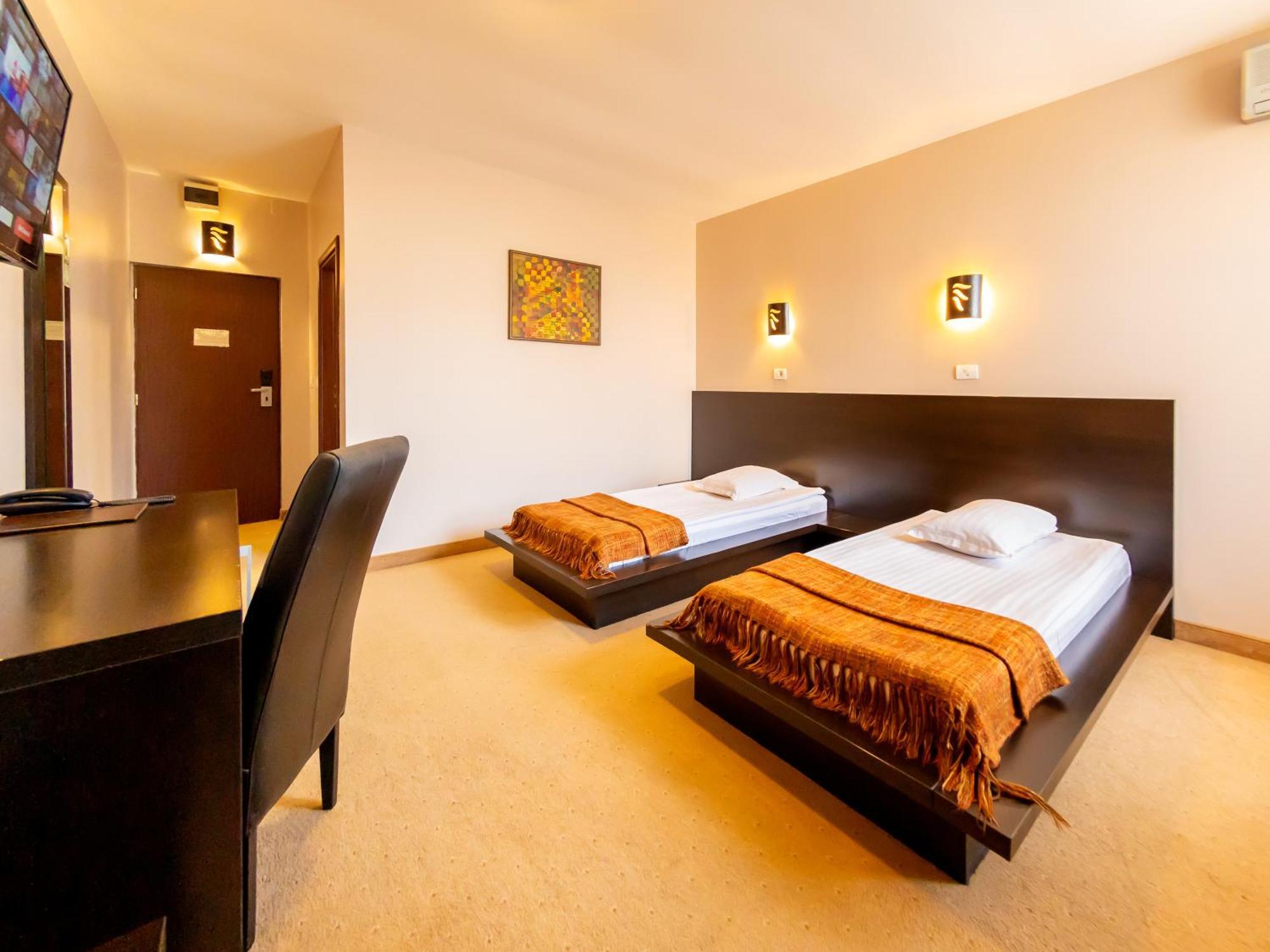Hotel Maxim Арад Экстерьер фото