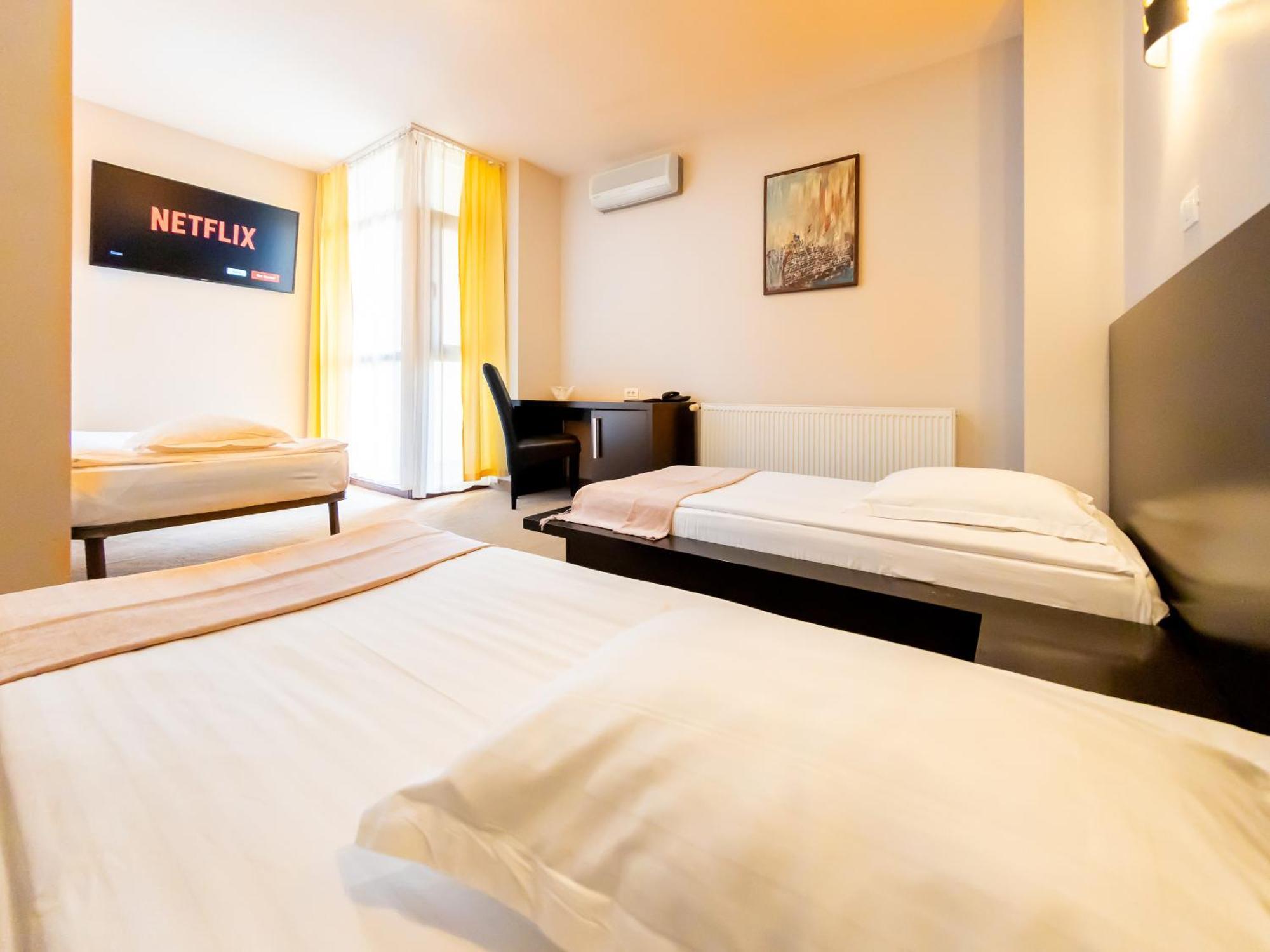 Hotel Maxim Арад Экстерьер фото