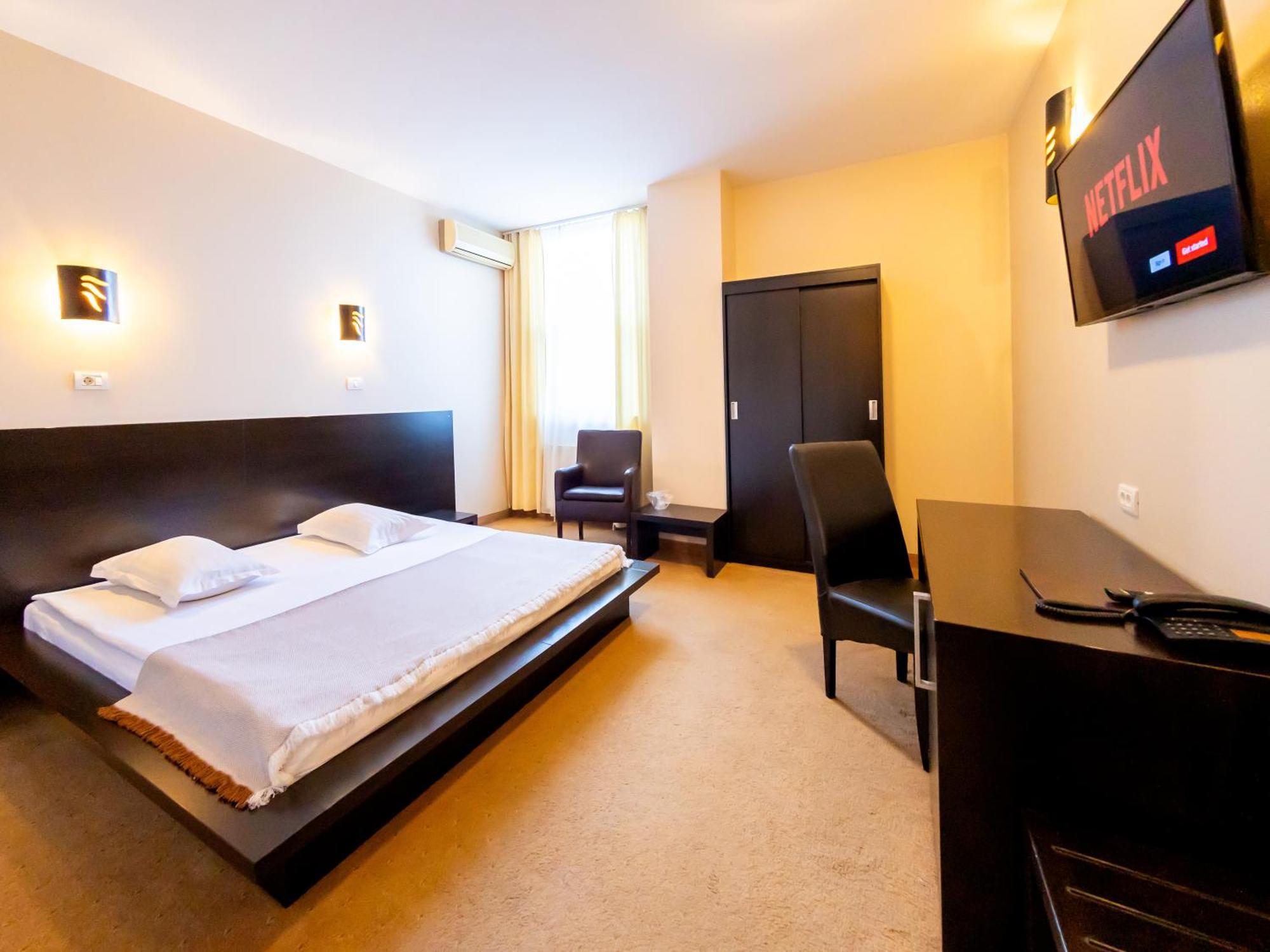 Hotel Maxim Арад Экстерьер фото